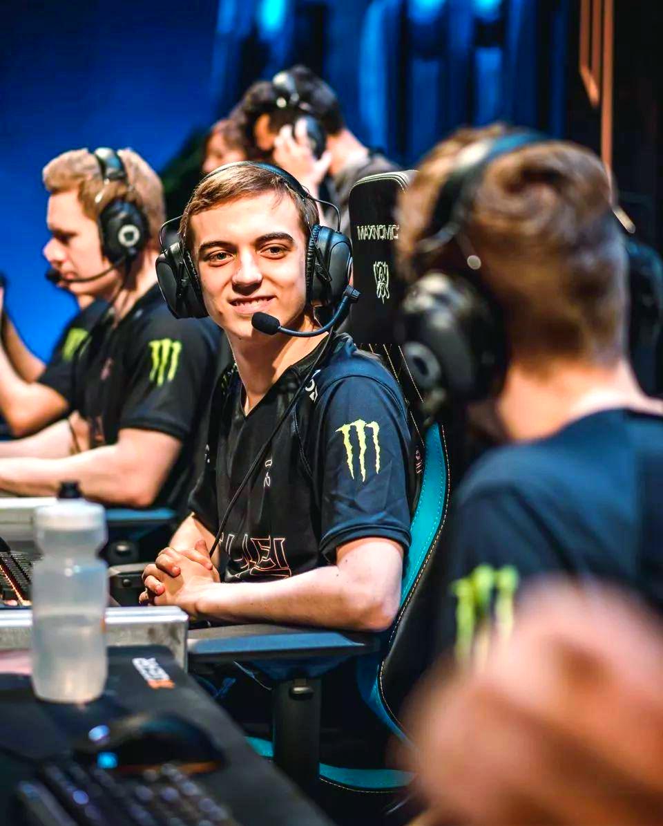 FNC绝杀T1，CoreJJ开启传奇时刻激烈交锋成都决赛之夜，留下经典瞬间